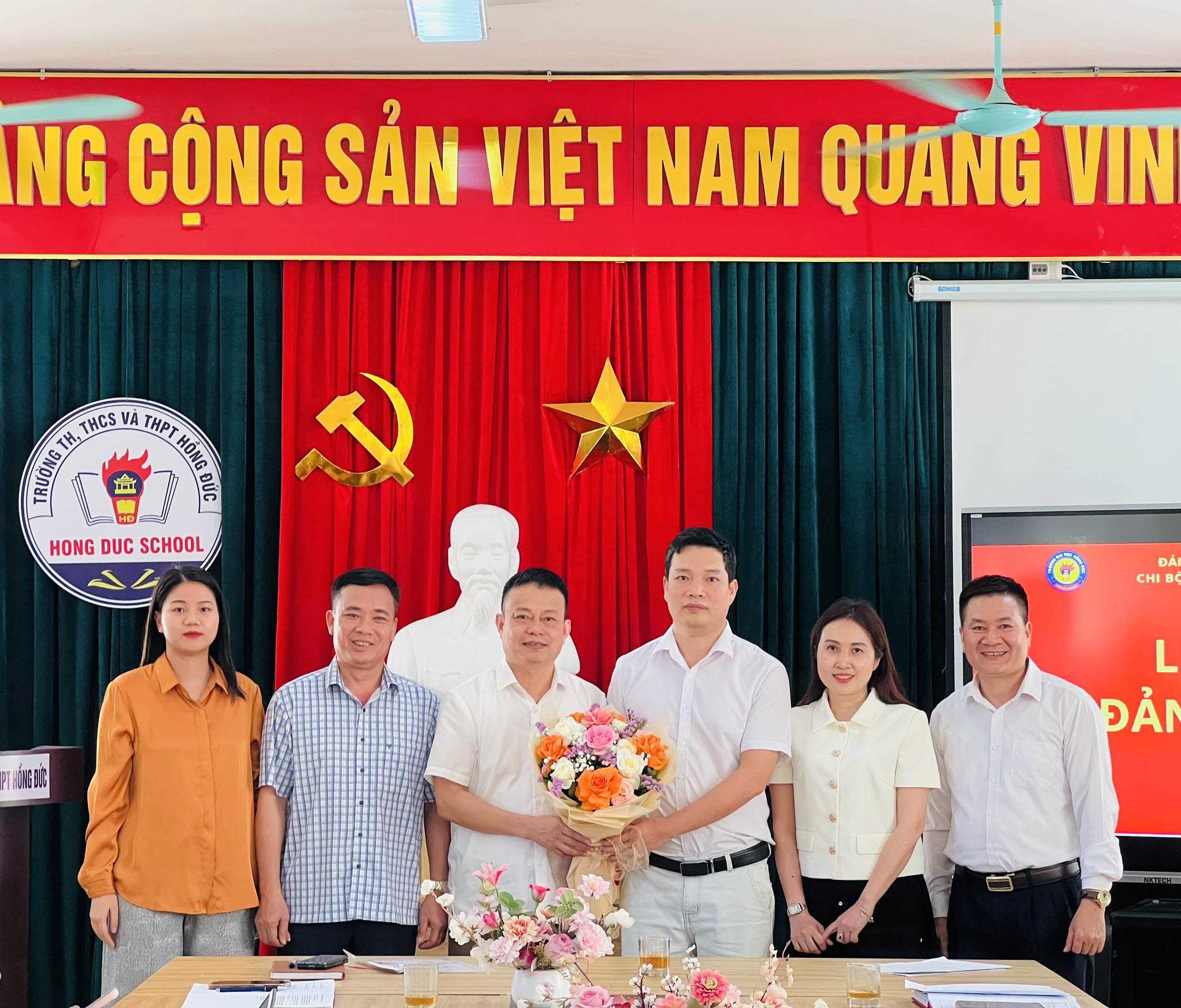 TRƯỜNG TH, THCS&THPT HỒNG ĐỨC TỔ CHỨC LỄ KẾT NẠP ĐẢNG VIÊN MỚI